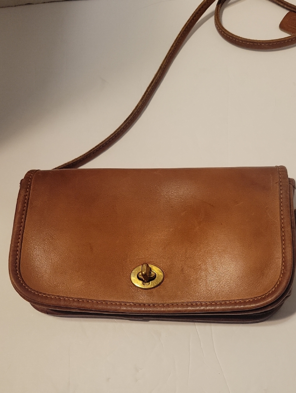 Vintage Coach British Tan Leather Dinky Crossbody Bag With Turn Lock Clasp - Picture 3 of 7